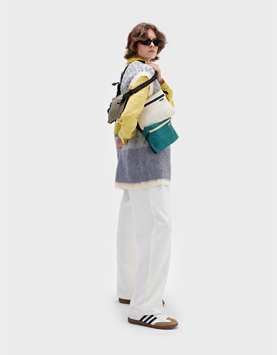 gaston-luga-lightweight-bauchtasche-petrol-recyceltes-nylon-reflektierende-detai image 4